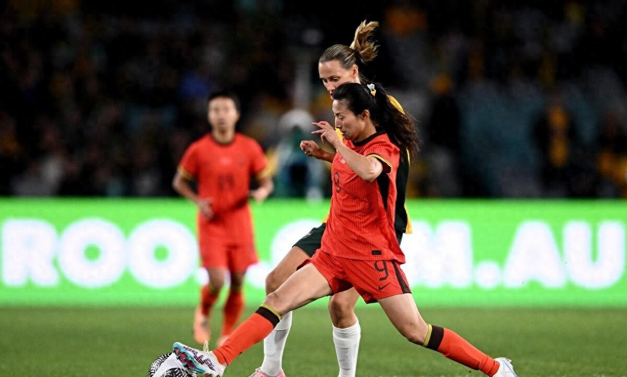 包含女足比赛现场气氛火爆，观众热情高涨的词条
