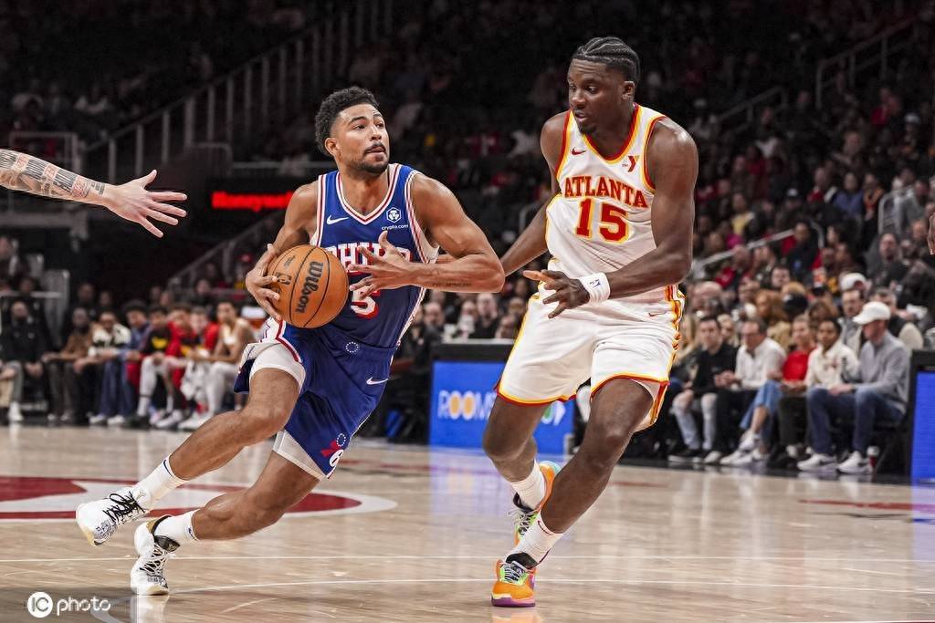 包含NBA常规赛：费城人主场击败老鹰队的词条