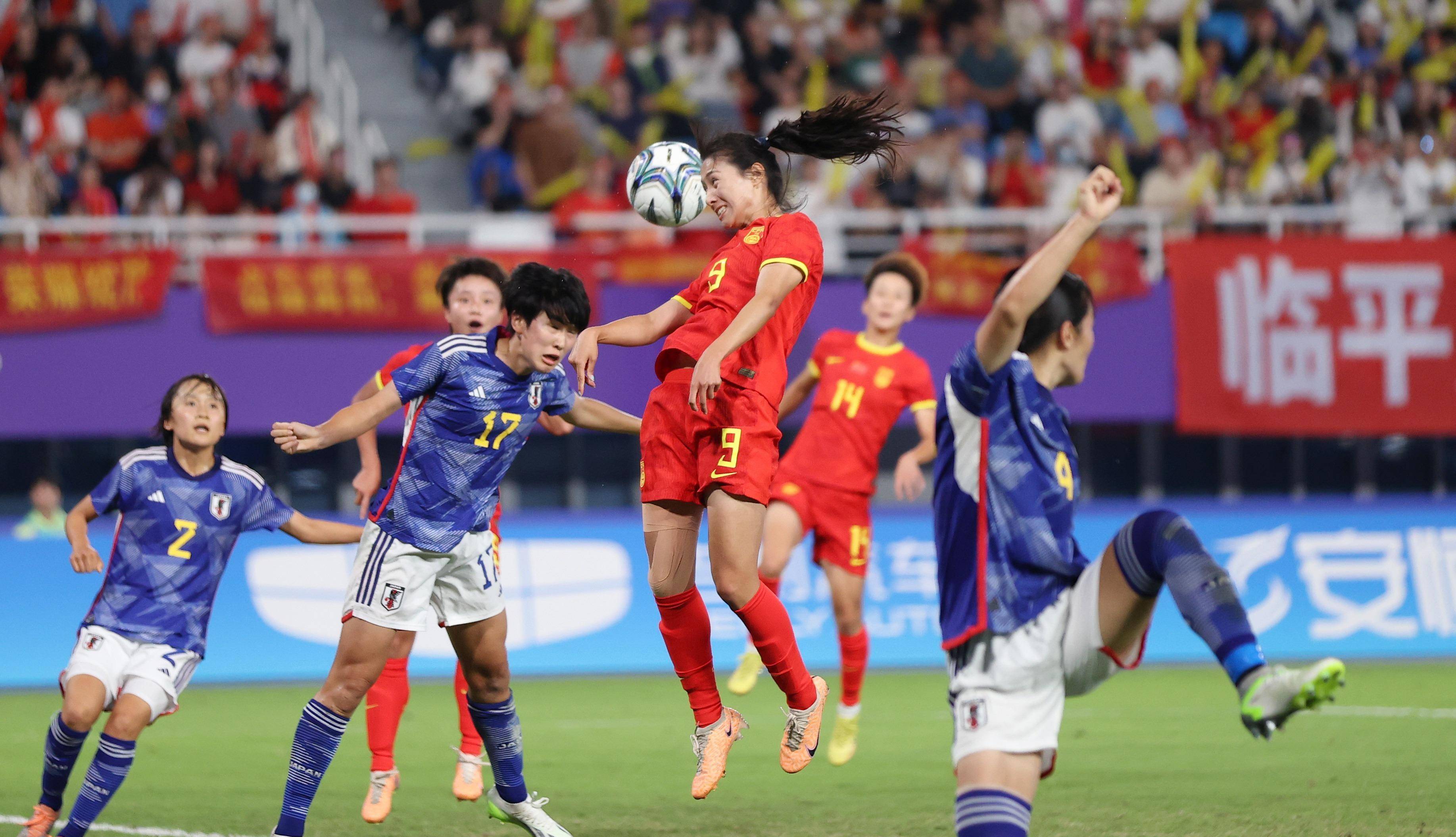 精彩巅峰对决：女足赛场上演精彩一幕的简单介绍